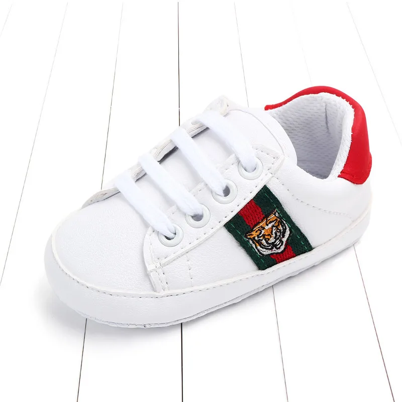 Для новорожденных демисезонный обувь для маленьких мальчиков и девочек классические белые из искусственной кожи малышей теннис милый