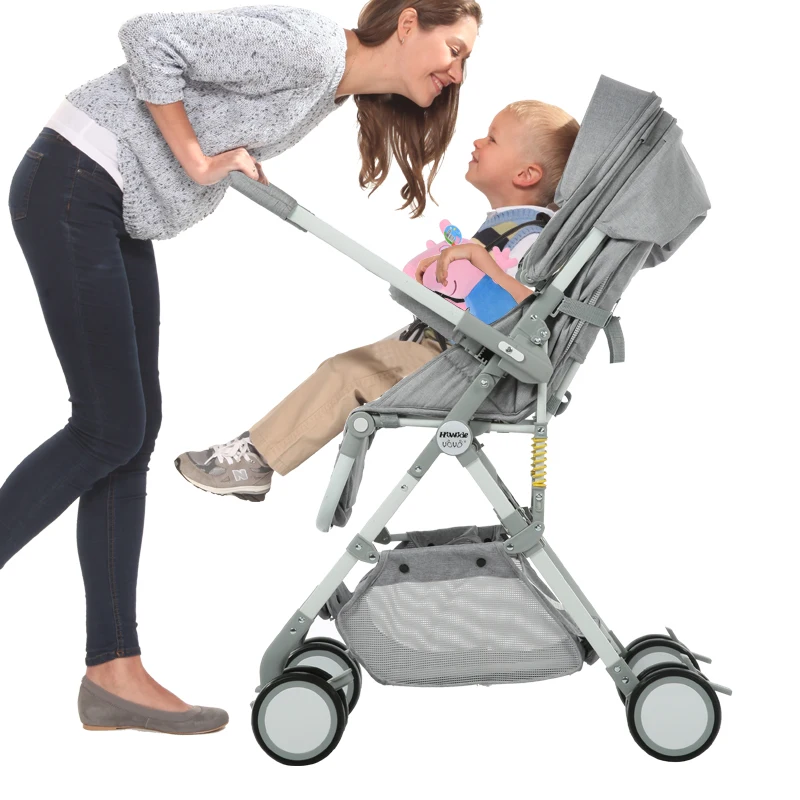 

Portable stroller with high two-way view can be seated and lying down on the plane