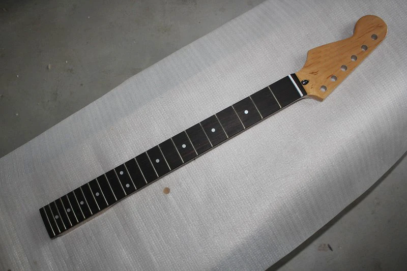 

Factory Custom Left Handed Electric Guitar Maple Neck with Rosewood Fretboard,22 Frets,offering customized services