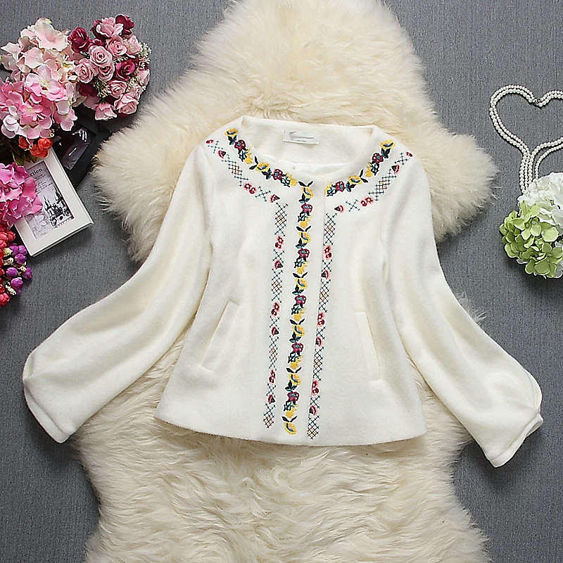 

Winter Vogue Fashion Women Embroidery Liner Jacket Round Neck Covered Buttons Graceful Floral Embroidered Women Jacket Coat