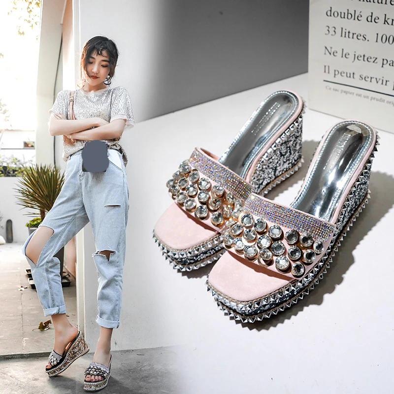

Luxury New design slippers women brand slope heel crystal stud slides bling rhinestone flipflops open toe microfiber sandal shoe