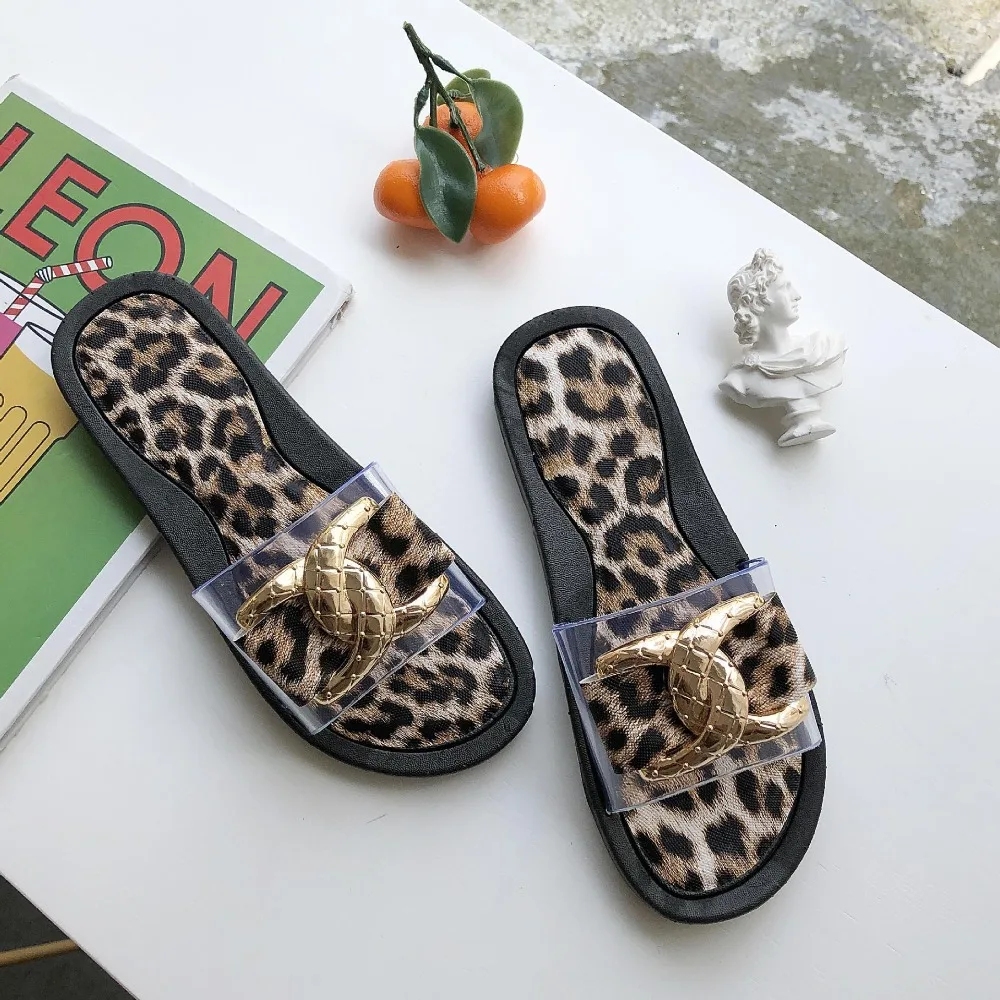 

2019 summer new comfortable simple leopard slippers women comfortable wild transparent PVC decorative beach slippers.