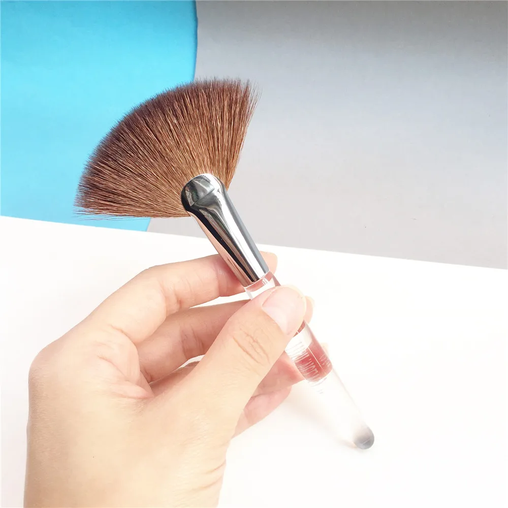 Trish McEvoy Brush 62 Fan Brush _ 6