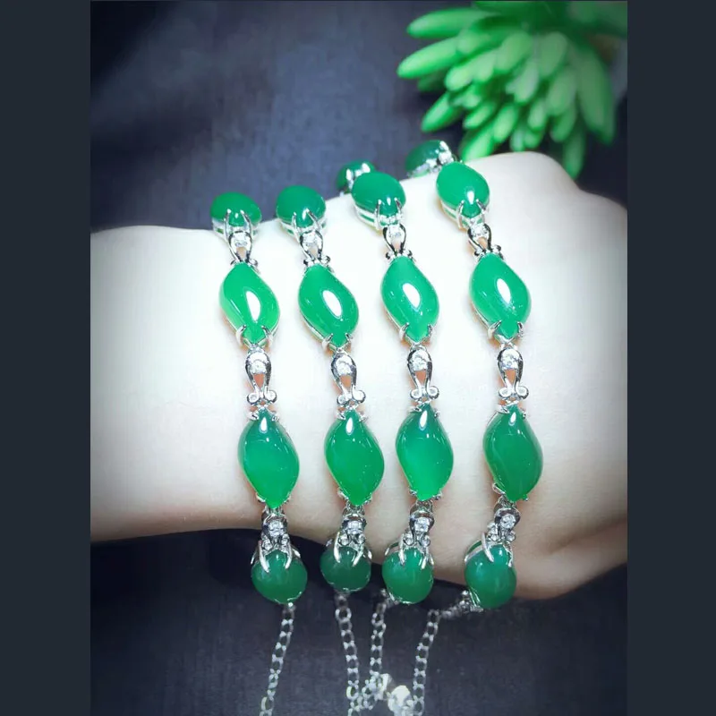 

Yu Xin Yuan Fine Jewelry 925 Silver Mosaic Natural Ice Colour Leaf Shape Chalcedony Hand Catenary