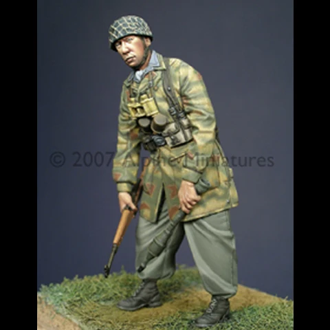 

1/35 Paratrooper with 2 different heads resin kit soldiers GK Military theme scene combination Uncoated No colour