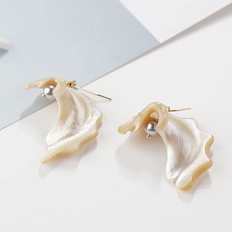 AENSOA Neue Mode Unregelmäßige Natürliche Shell Conch Tropfen Ohrringe Für Frauen Erklärung Metall Maxi Geometrische Strand Party Schmuck