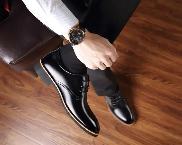 Новинка; цвет черный, коричневый; Модные мужские повседневные туфли с острым носком в деловом стиле; мужские свадебные модельные туфли на плоской подошве; оксфорды; мужские кожаные туфли; OO-56