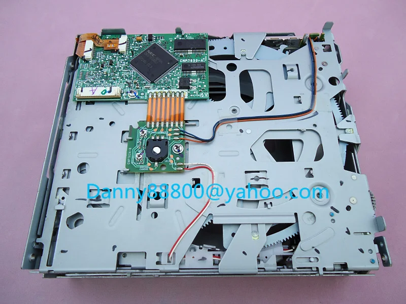Blaupunkt 20IDC 6-Disc CD changer mechanism old style.jpg