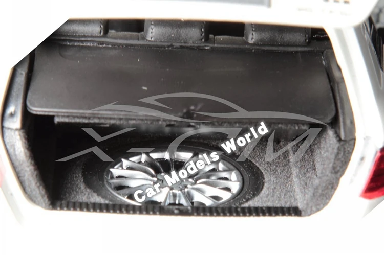 Литая модель автомобиля для A3 Sportback 1:18(белый)+ маленький подарок