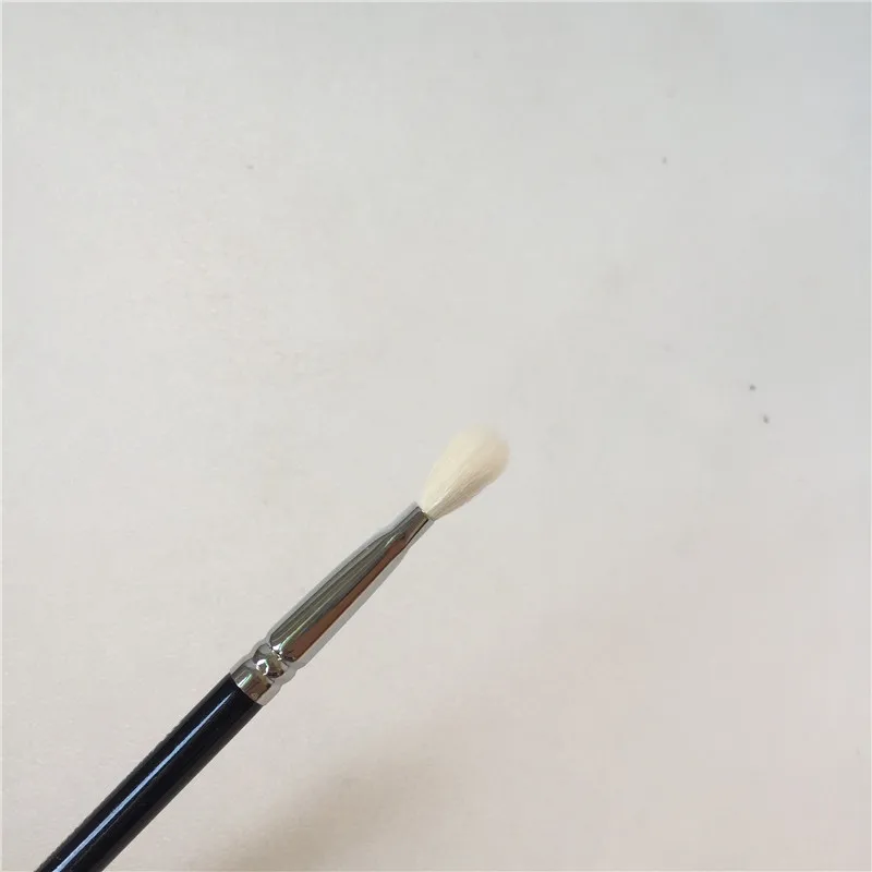 Zoeva 227 luxe soft definer eyeshadow brush _ 4