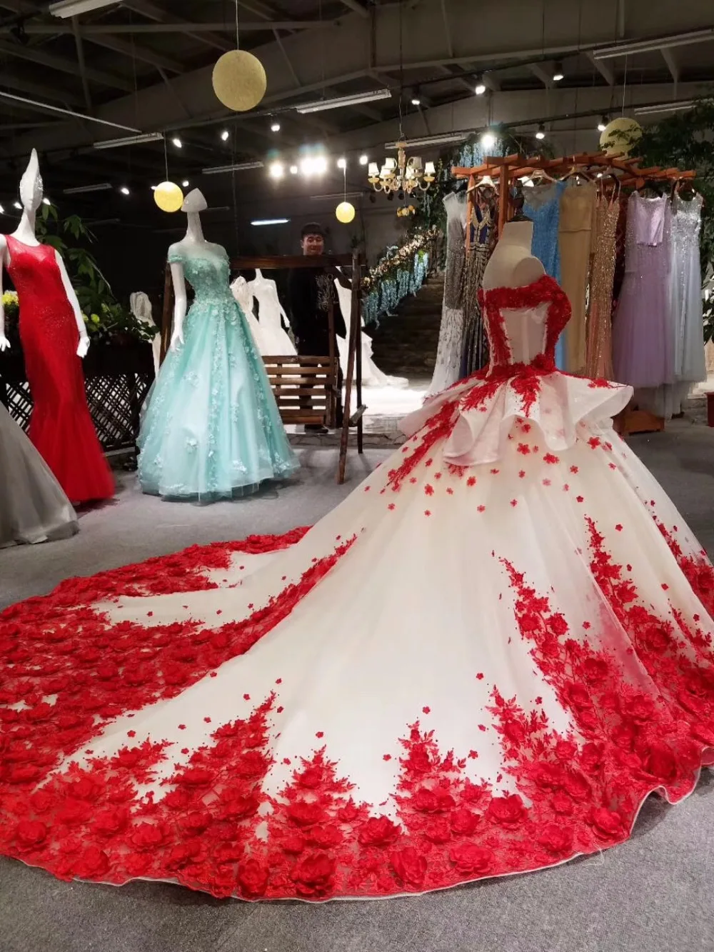 CloverBridal бальное платье с открытыми плечами красное и белое кружевное цветочной