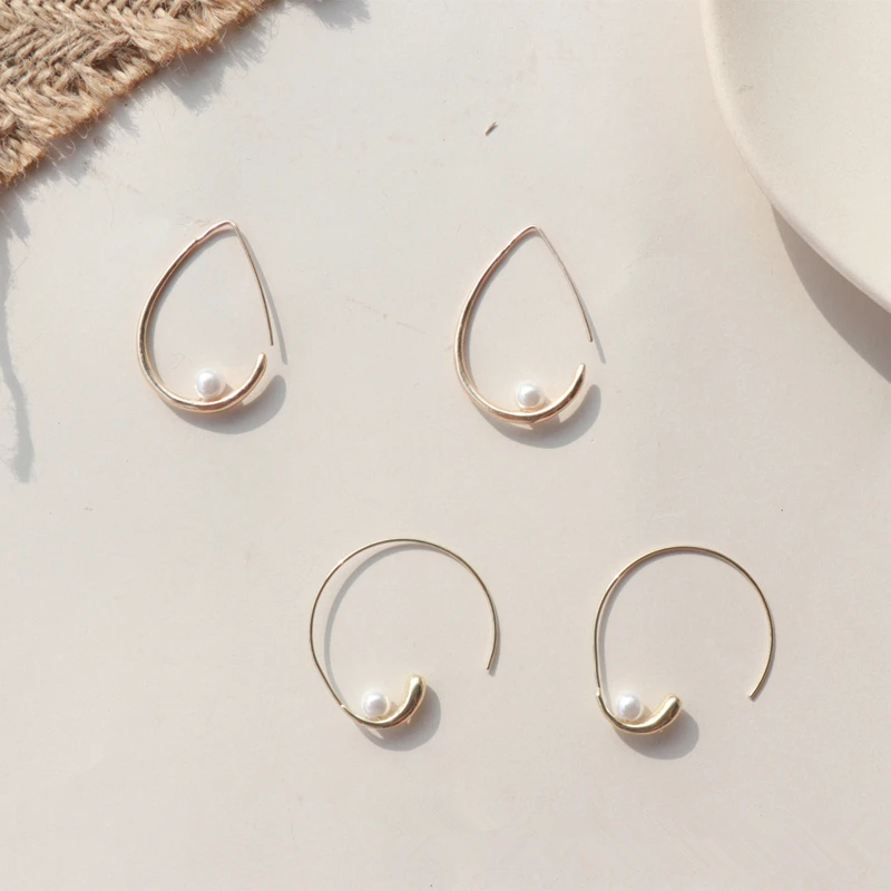 

HZ Design Ins Style Gold Metal Curved Hook Geometric Oval Waterdrop Imitation Pearl Small Stud Earrings for Women Girl Holiday