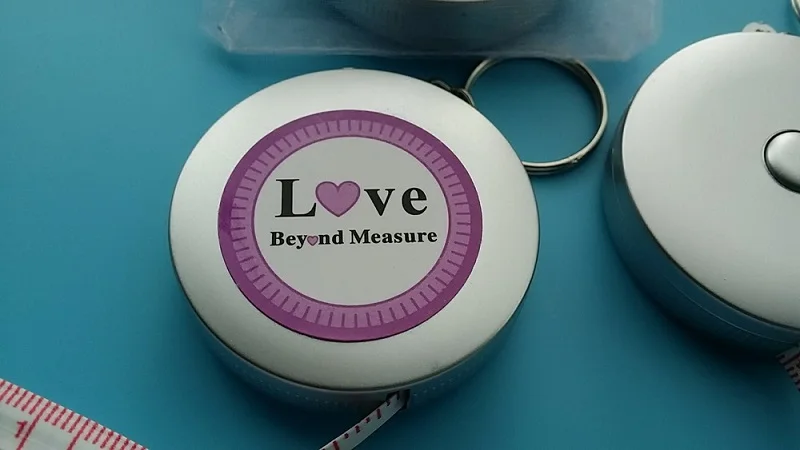 100 шт Свадебные сувениры Любовь Beyond Measure брелок с измерительной лентой вечерние подарки переносной брелок для ключей wen4352
