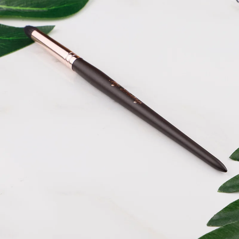

High quality goat wool A pointed dizzy brush Eye Nose Shaping Brush Bullet Shape Brush Professional cosmetic tool 1 pcs