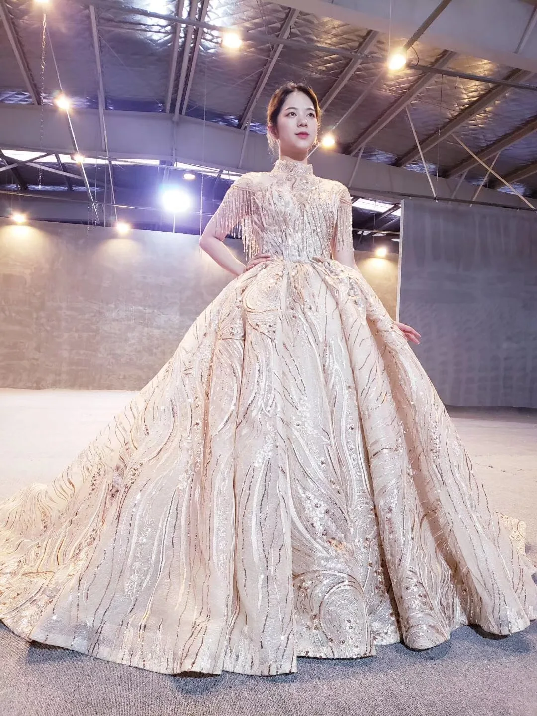 Luxurious Feathers Vintage Saudi Arabia Gold Lace Bride Wedding Dress Vestidos De Novia Ball Gown Robe De Mariage Bridal Dresses