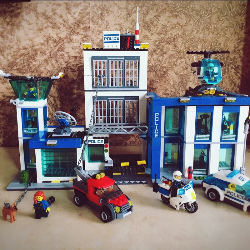 Bela 890pcs 10424 City Police Station building blocks Action Figures set helicopter jail cell Compatible with