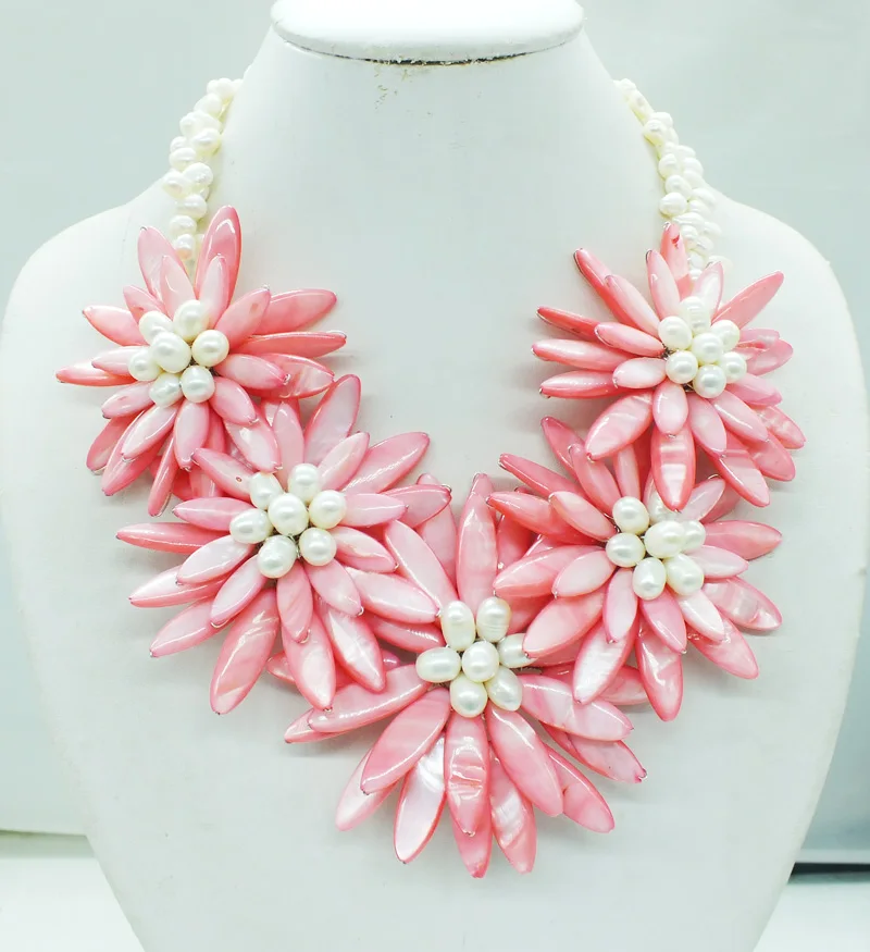 Pink shell flower necklace. in Choker Necklaces from Jewelry
