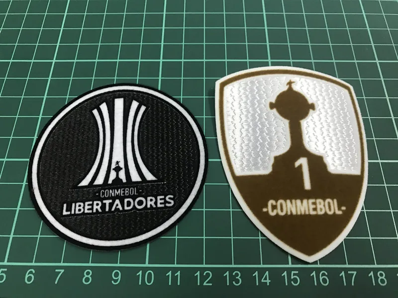 

2018 LIBERTADORES CONMEBOL PARCHE SET PALMEIRAS/SAN LORENZO COPA LIBERTADORES CUP 2018 TROPHY 1 BADGE