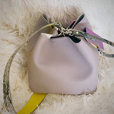 Под змеиную кожу; Широкий ремень через плечо сумка-мешок Для женщин сумки из натуральной кожи контрастного Цвет сумка через плечо из искусственной кожи через плечо сумка дамская, на заклепках через плечо сумка - Цвет: purple