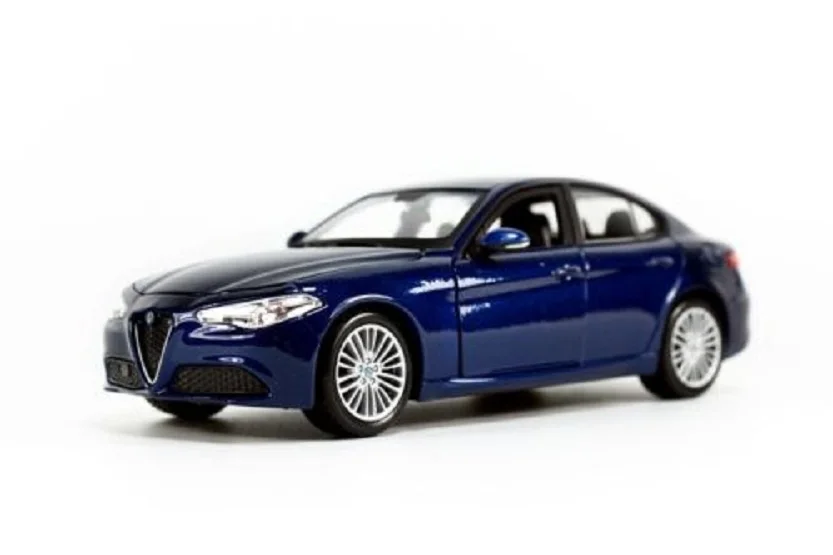 Модель спортивного гоночного автомобиля Bburago 1:24 2016 Alfa Romeo Giulia новинка в