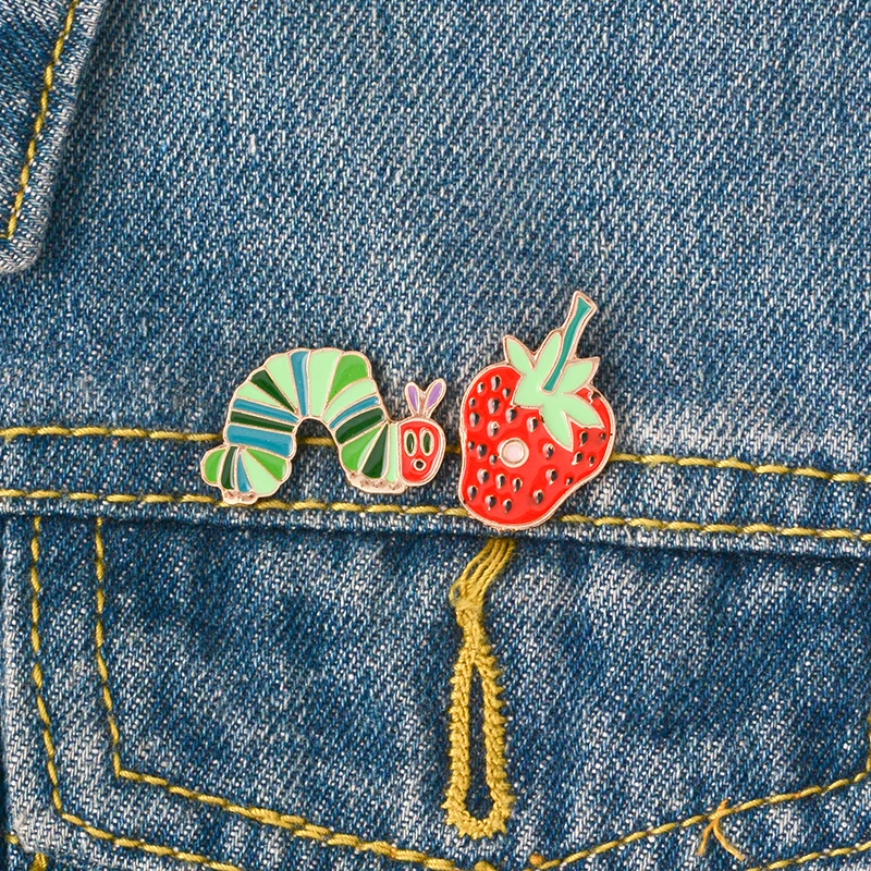 Caterpillar клубника брошь мультфильм цвет насекомых фрукты Клубника jam эмаль булавки джинсовая рубашка смешной значок для мальчиков и девочек милые подарки
