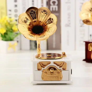 

European-style retro music box of creative phonograph model clockwork octave for boys and girls happy birthday culpture statue