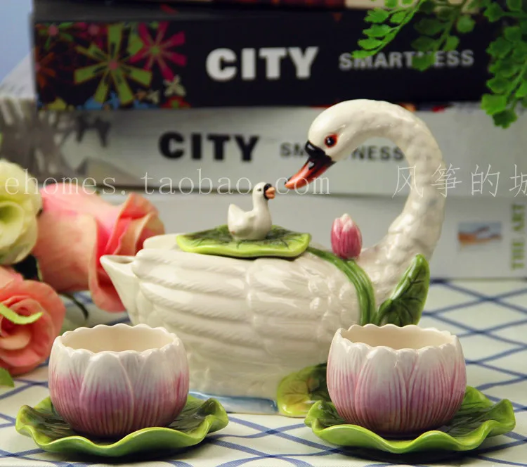 Kopen Creative zwaan keramische Koffie Thee Sets thee pot en melk cup mok home decor ambachten kamer bruiloft decoratie porselein beeldje