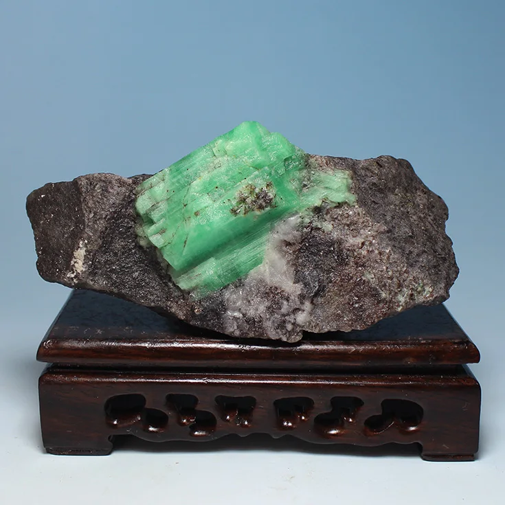 

Ultra-fine mineral crystals emerald green natural rough stones mark LuoShi collectibles ore samples without optimization