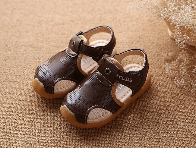Детские пляжные сандалии Лето г. новые модные кожаные удобные желтые для мальчиков и девочек детские кожаные сандалии детская обувь воды