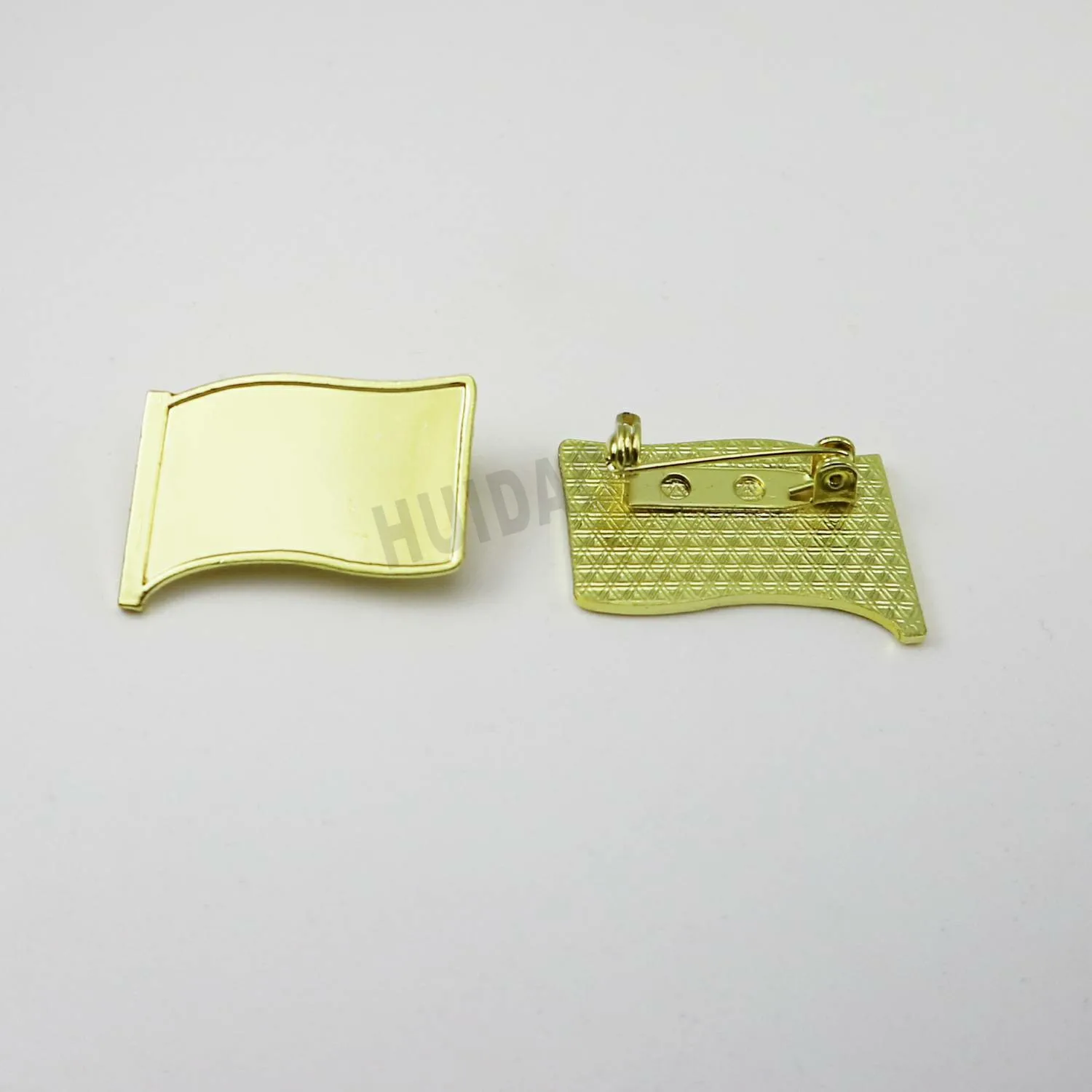 

Custom Flag Badge Pin with Epoxy Coated Customized Metal Pins Plated Gold Color Flag Design