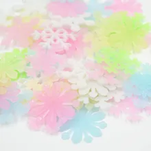 50PCS/Set Colorful Luminous Snowflake Toys Glow In The Dark Toys Fluorescent Painting Toy PVC Stickers for Kids Room