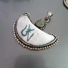 TBP076 Тибетские мантры ОМ амулет непальский старый раковины луна кулон медный цветок