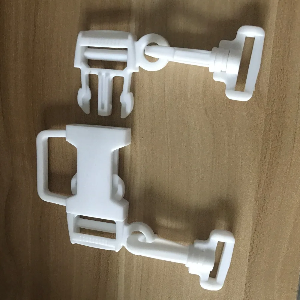 Baby swing chair harness buckle