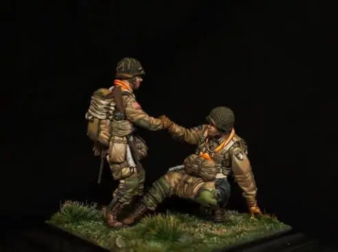 

1/35 Scale Unpainted Resin Figure US airborne help each other
