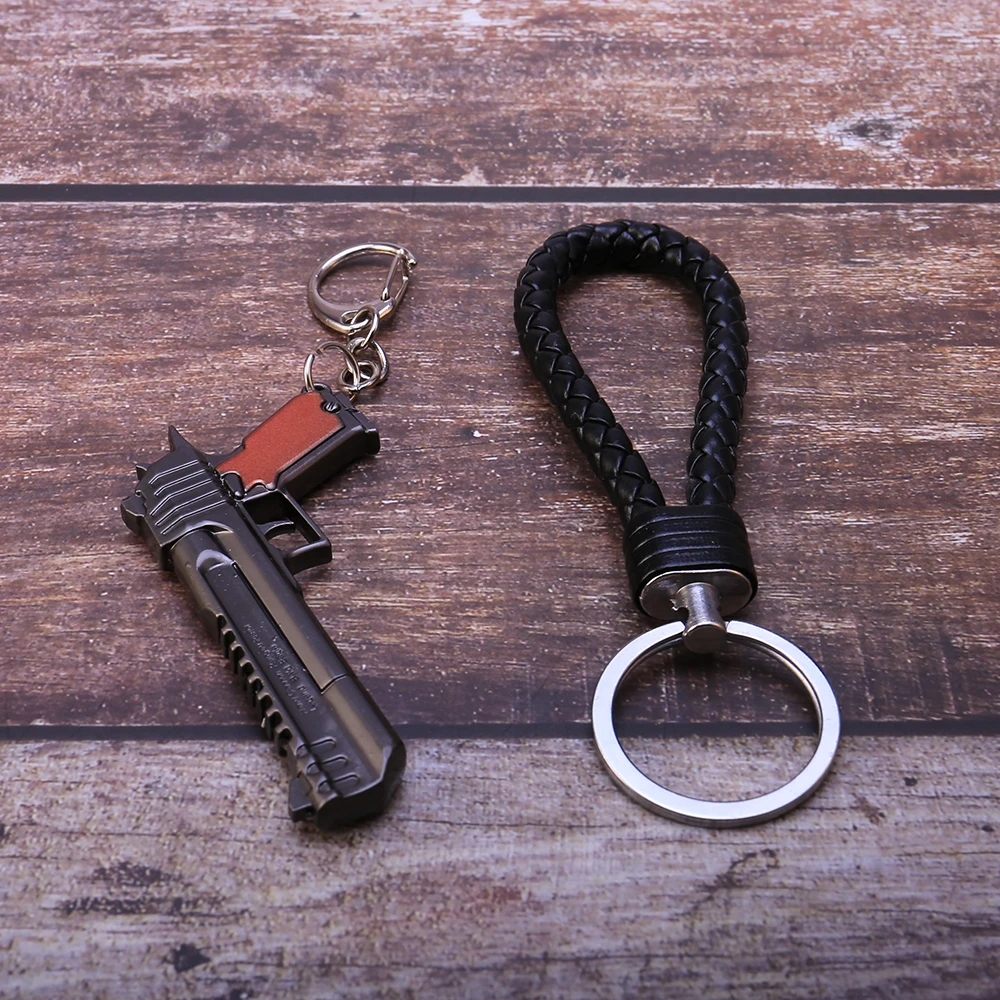 2019 Hot Game Weapon anime Keychains Men Mini Revolver Model Car Key Chain Key Ring for Men Super Cool Gifts porte clef brelok 2019 Hot Game Weapon anime Keychains Men Mini Revolver Model Car Key Chain Key Ring for Men Super Cool Gifts porte clef brelok