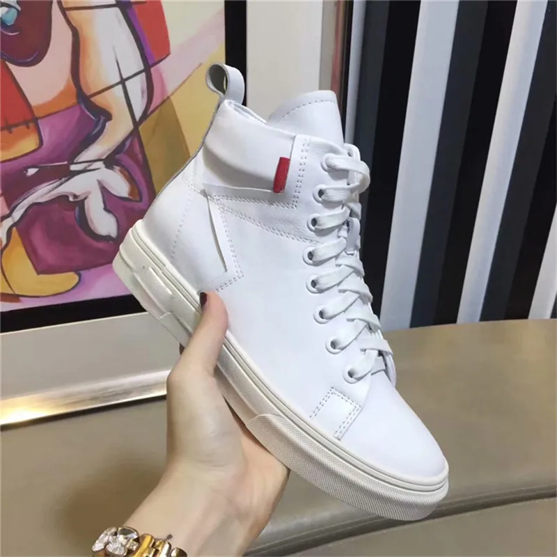 

2018 Skateboarding Shoes Autumn New Sports Shoes Comfortably breathable Antiskid and wear-resistant Man Woman Brand Womens Sneak