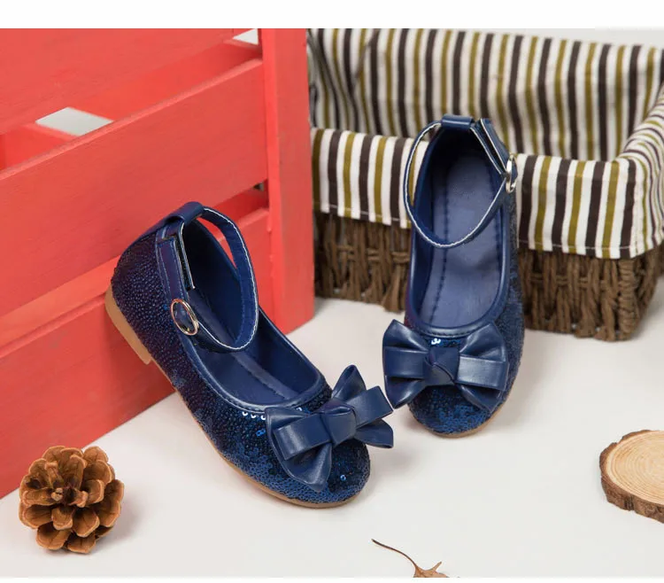 Новые модные туфли на плоской подошве с бантиком-бабочкой; детские туфли на липучке; блестящие кожаные туфли с бантиком для маленьких девочек; красные модельные туфли для детей; 033