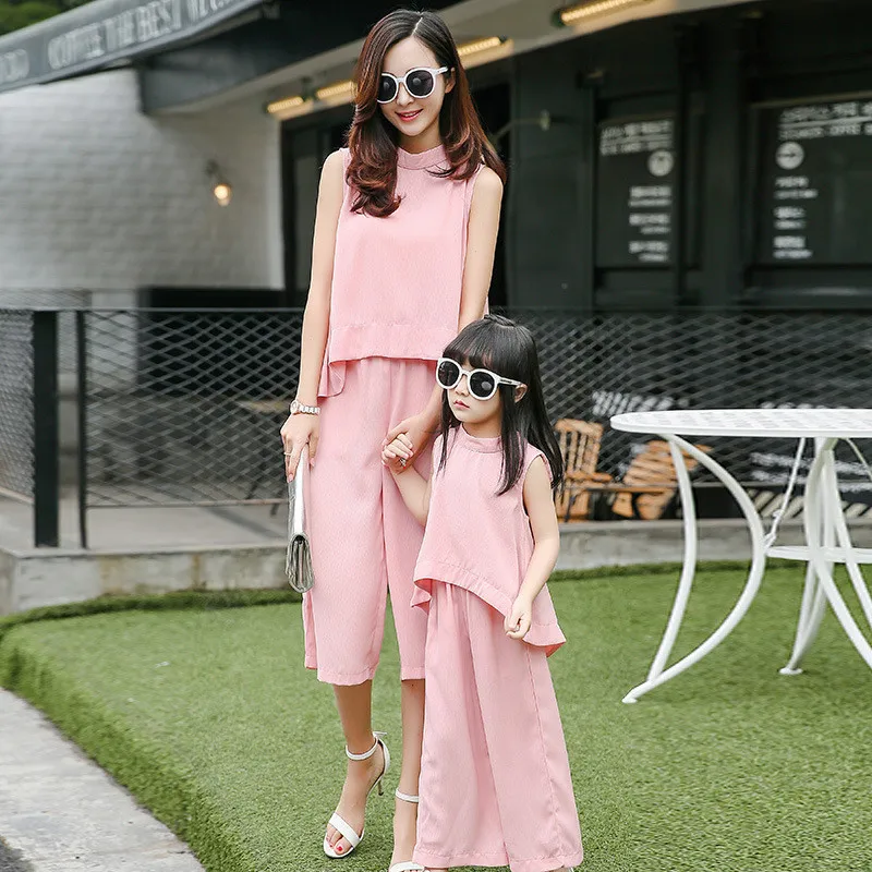 Summer Chiffon Tracksuit For Women 2016 Matching Mother And Daughter Clothes Sleeveless Lace Tops Pants Set Family Look Clothing (28)