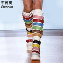 Qianruiti/Обувь для подиума смешанных цветов; сезон осень-зима; обувь на толстой плоской платформе; botas; женские сапоги до колена с волшебной наклейкой и радужным ремешком