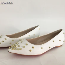 Новое поступление, модные женские туфли на плоской подошве с заклепками, пикантные женские туфли на низком каблуке с острым носком, женские туфли из искусственной кожи на плоской подошве, увеличивающие рост, белые туфли из искусственной кожи