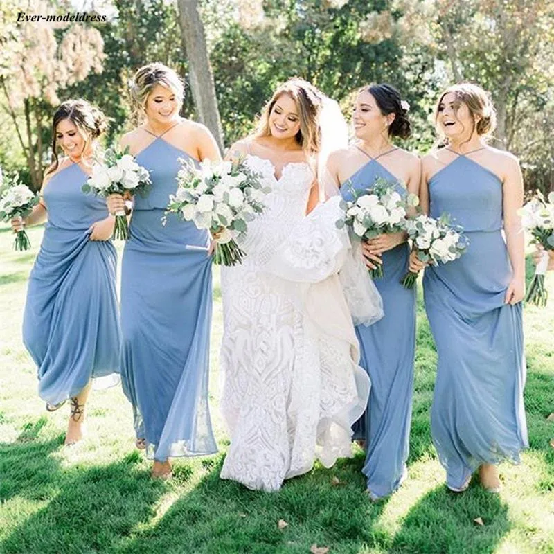 

Western Country Dusty Blue Chiffon Bridesmaid Dresses Halter Sleeveless Boho Summer Maid Of Honor Gowns vestidos fiesta boda