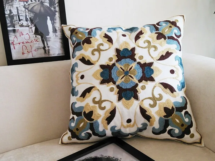Housse de coussin canapé brodée