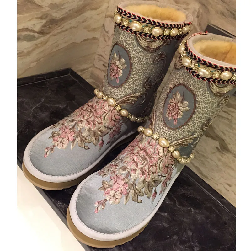 

2018 Autumn and Winter new floral Embroider crystal rhinestone pearl wool fur snow boots women winter warm flat shoes half boots
