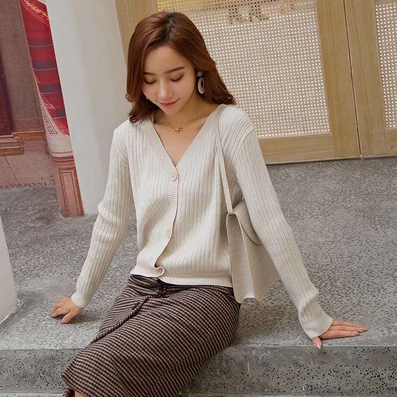 

2019new Korean version of the loose long-sleeved solid color outside the short paragraph v-neck knit cardigansweater coat female