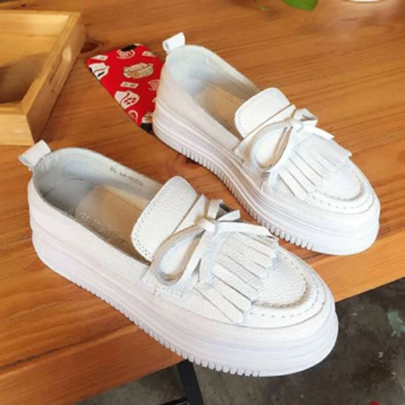 جلد طبيعي أحذية بيضاء صغيرة اثنين من نمط شرابة القوس التعادل جلد قماش أحذية النساء اللؤلؤ رصع الأخفاف المتسكعون