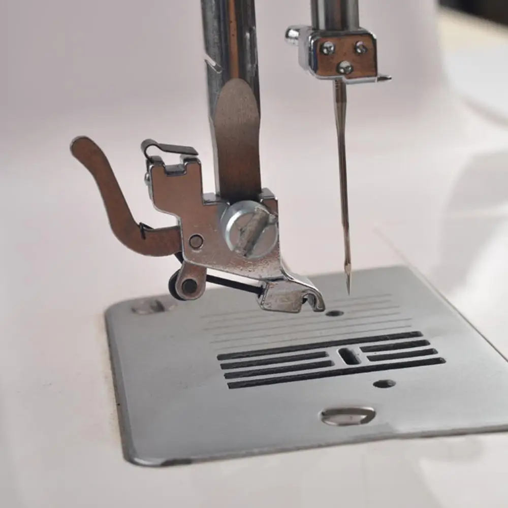 шагающая лапка для швейной машинки бразер. лапка универсальная для janome 7518а швейных. швейная машинка janome 7522. лапки для квилтинга швейных машин бразер. установка лапки.