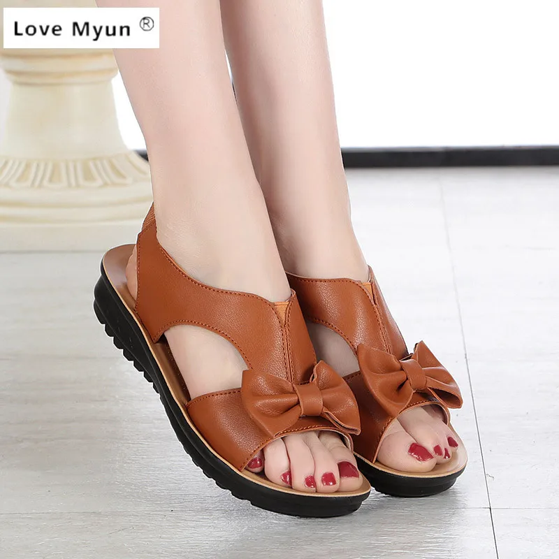 

2017 summer new Woman sandals mom soft bottom non-slip elderly flat leather sandals elastic casual female Work sandals