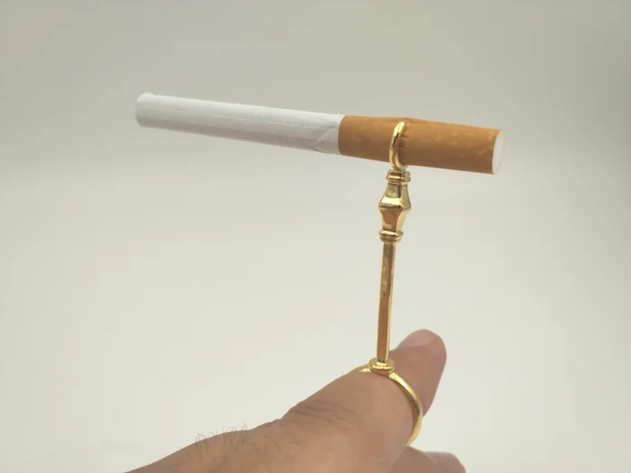 Металлический корпус с нашивкой в виде кольца на безымянном пальце ручная стойка для сигарет держатель зажим для Для женщин тонкая сигарета/человека регулярные курительных принадлежностей подарок 2 шт./лот