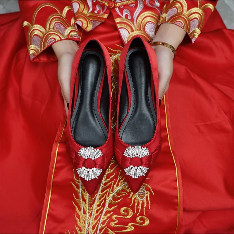 Женские атласные свадебные туфли на плоской подошве; женские туфли с острым носком