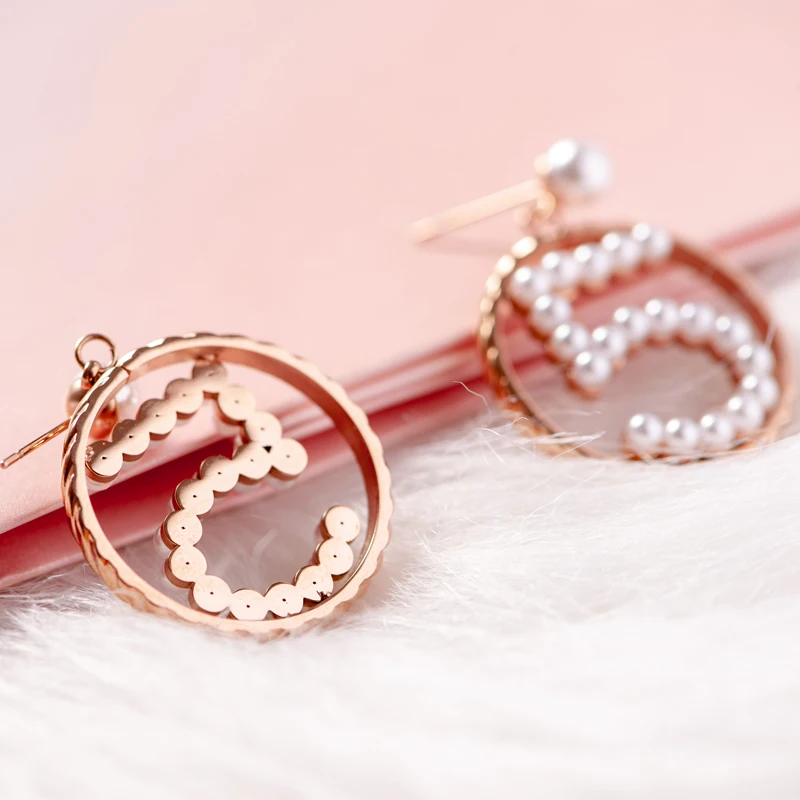 

Rose Gold Titanium Steel Round Number 5 Earrings for Women Pearl Statement Drop Earrings Letter c Jewelry oorbellen Z034